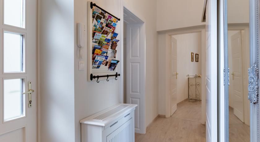 Chestnut & Eliza Suites Budapest Room photo